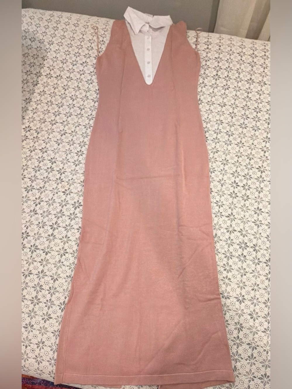 This Evenuel knit midi dress a distinctive white contrast collar
